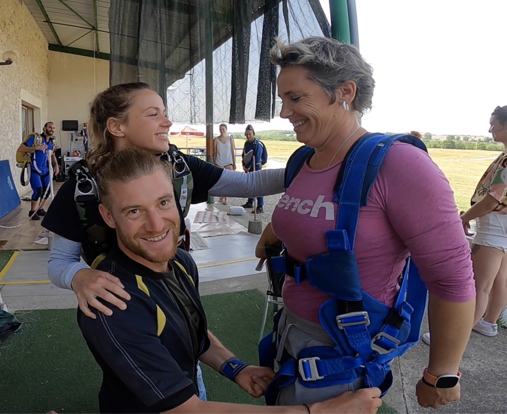 Briefing au sol avant un saut tandem