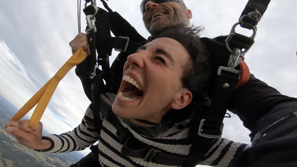Grand sourire en chute libre