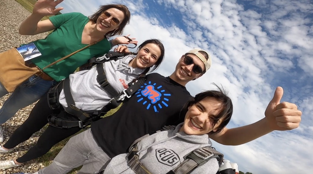 Groupe heureux au sol après le saut
