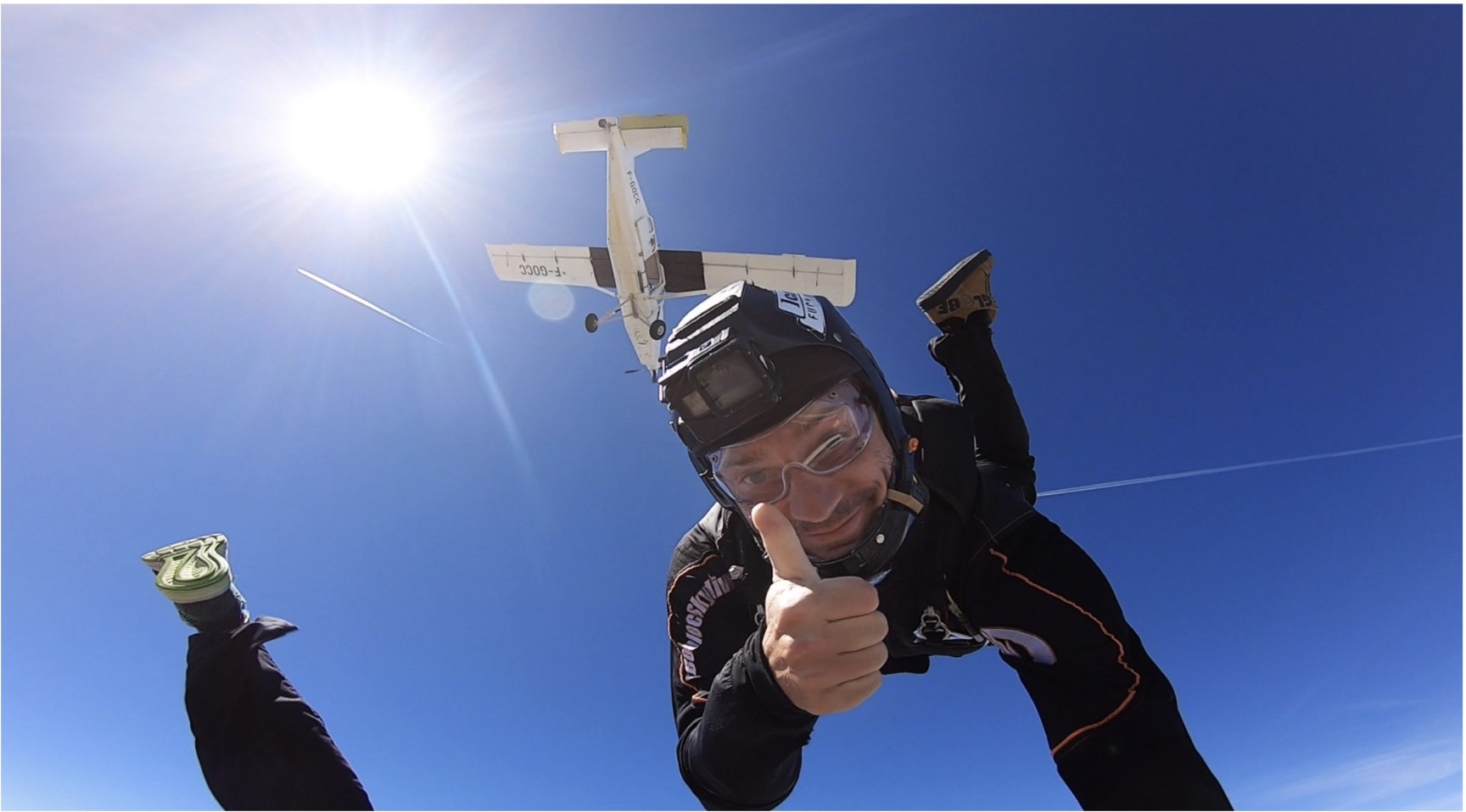 Moniteur en chute libre avec l’avion au-dessus pendant une formation PAC